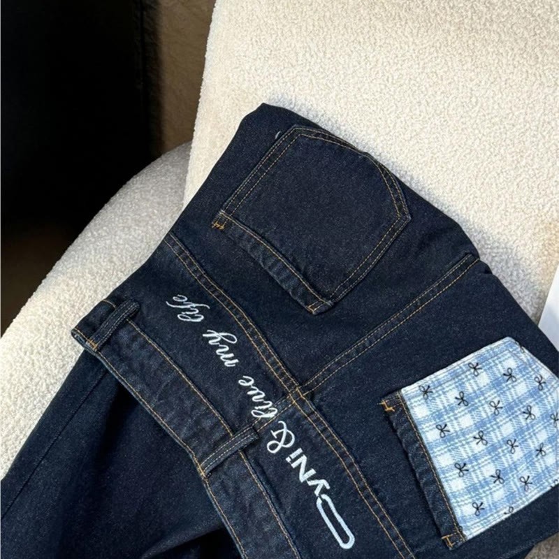 クロスニットセーター、ブラックトップス、デニムパンツのマッチングコーデ - image 5