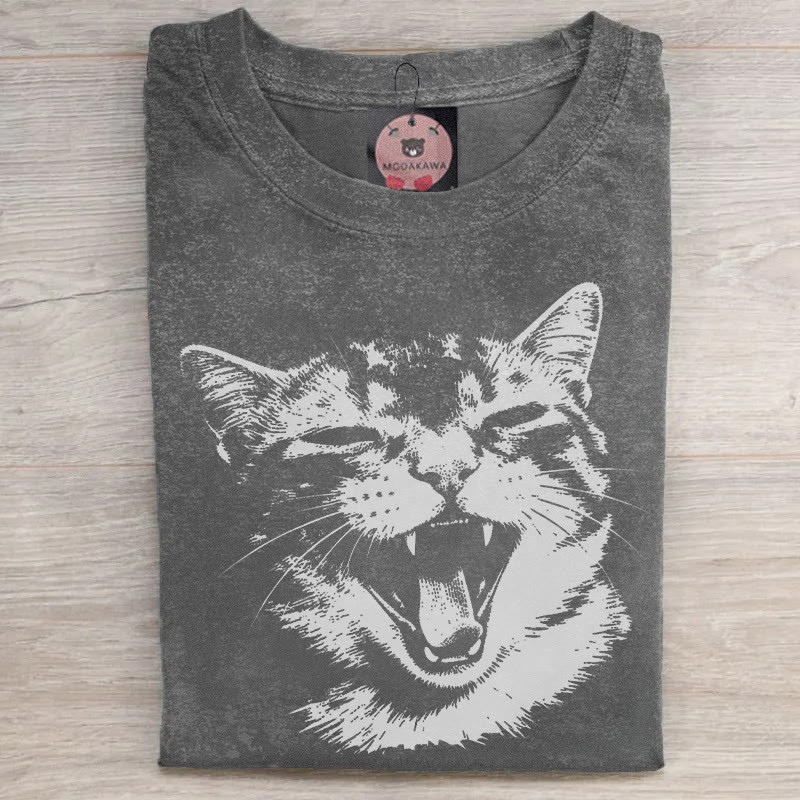 MODAKAWA 口を開けた猫のグラフィック ユニセックス ヴィンテージウォッシュTシャツ - Grey - 5XL - image 2