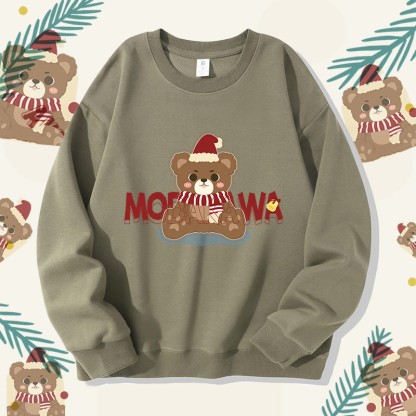 MODAKAWA クリスマスベア グラフィック ユニセックス スウェットシャツ - Light Khaki B - 5XL - image 7