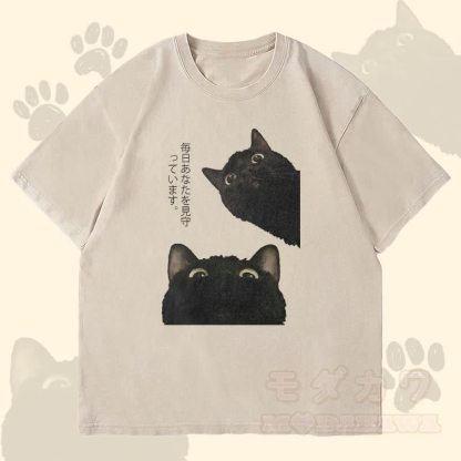 MODAKAWA ウォッチング ブラックキャット グラフィック ユニセックス ヴィンテージウォッシュTシャツ - ベージュ - 4XL - image 3