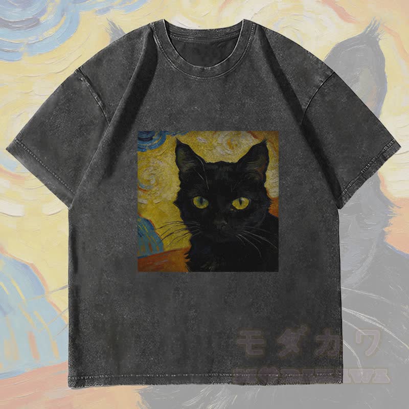 MODAKAWA 黒猫ポートレートグラフィック ユニセックス ヴィンテージウォッシュTシャツ - 黒 - 4XL - image 4