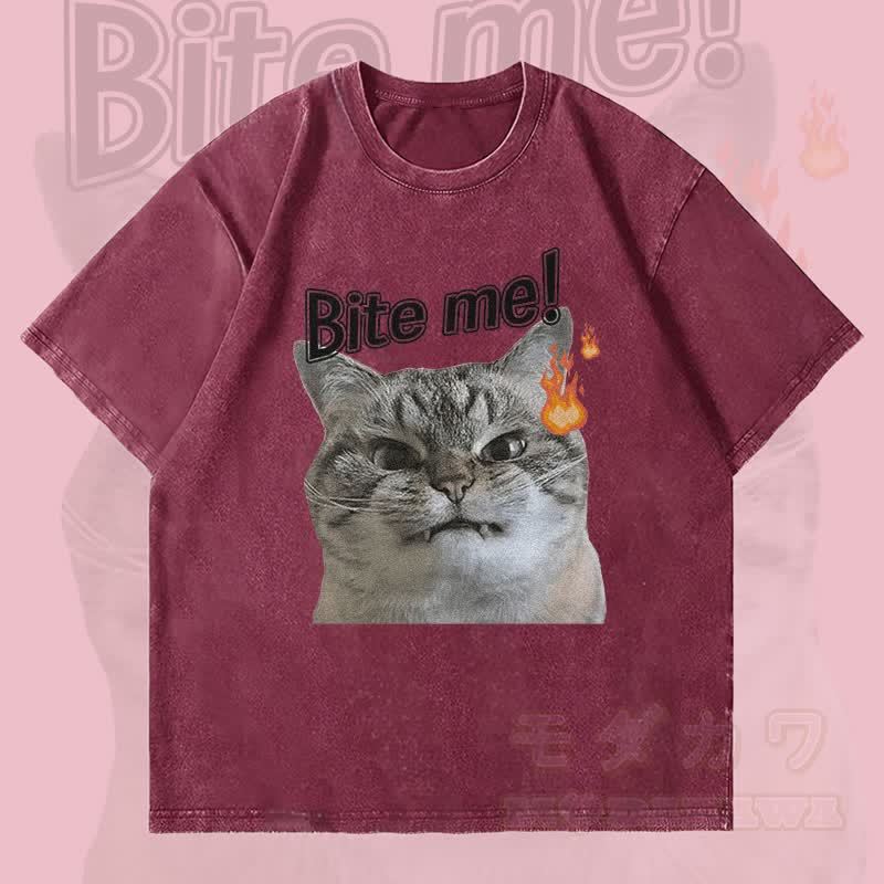 MODAKAWA BITE ME 怒った猫グラフィック ユニセックス ヴィンテージ ウォッシュTシャツ - ワインレッド - 4XL - image 3