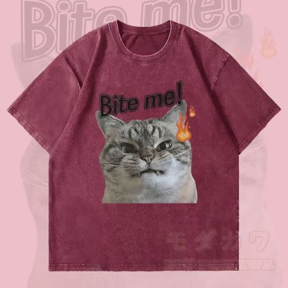 MODAKAWA BITE ME 怒った猫グラフィック ユニセックス ヴィンテージ ウォッシュTシャツ - ワインレッド - 4XL - image 3
