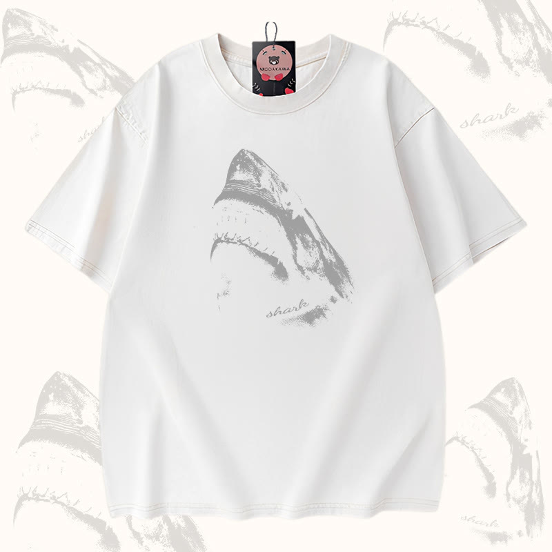 口を開けたサメのグラフィック入りModakawaユニセックス ヴィンテージウォッシュドTシャツ - White - 5XL - image 4