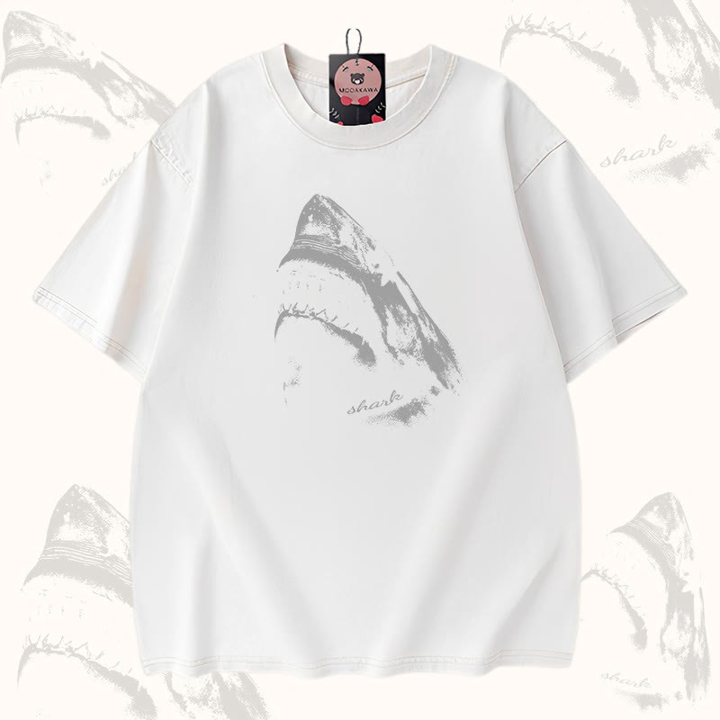口を開けたサメのグラフィック入りModakawaユニセックス ヴィンテージウォッシュドTシャツ - White - 5XL - image 4