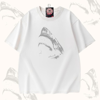 口を開けたサメのグラフィック入りModakawaユニセックス ヴィンテージウォッシュドTシャツ - White - 5XL - image 4