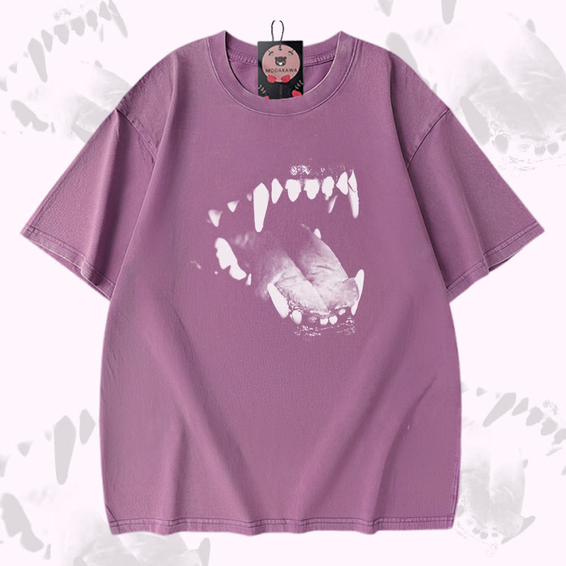 犬の牙グラフィック入りModakawaヴィンテージウォッシュ加工 綿100% T綿 - Purple - 5XL - image 4