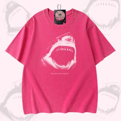 シャークマウスグラフィックModakawaヴィンテージウォッシュ加工100%綿Tシャツ - Rose Red - 5XL - image 4