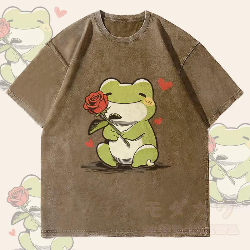 MODAKAWA かわいいカエルとバラのグラフィック ユニセックス ヴィンテージ ウォッシュ加工 Tシャツ - ダークブラウン - 4XL - image 3