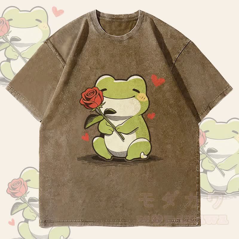 MODAKAWA かわいいカエルとバラのグラフィック ユニセックス ヴィンテージ ウォッシュ加工 Tシャツ - ダークブラウン - 4XL - image 3