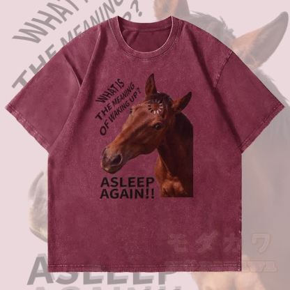 MODAKAWA 目覚めることの意味 馬のグラフィック ユニセックス ヴィンテージウォッシュTシャツ - ワインレッド - 4XL - image 4