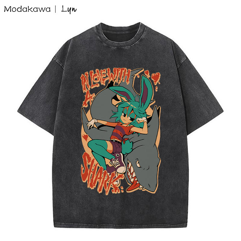 MODAKAWA X Lyn IN LOVE WITH A SHARK バニーガール シャーク グラフィック ユニセックス ヴィンテージ ウォッシュド Tシャツ - Black - 5XL - image 3