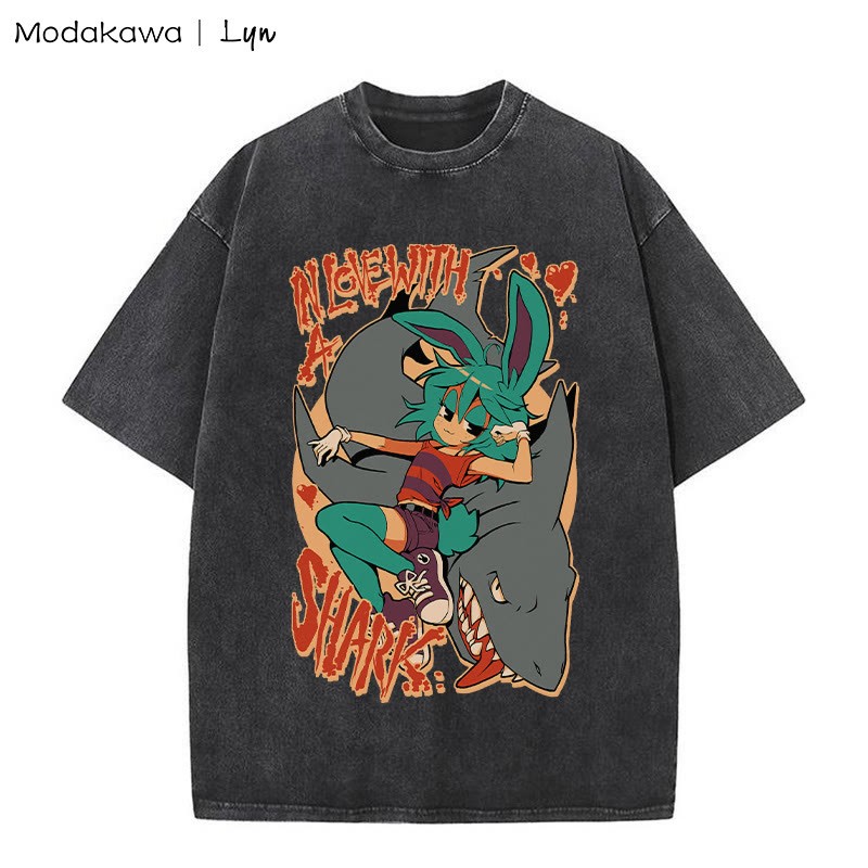 MODAKAWA X Lyn IN LOVE WITH A SHARK バニーガール シャーク グラフィック ユニセックス ヴィンテージ ウォッシュド Tシャツ - Black - 5XL - image 3
