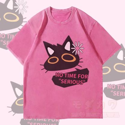 MODAKAWA NO TIME FOR SERIOUS ブラックキャットグラフィック ユニセックス ヴィンテージウォッシュTシャツ - ローズレッド - 4XL - image 3