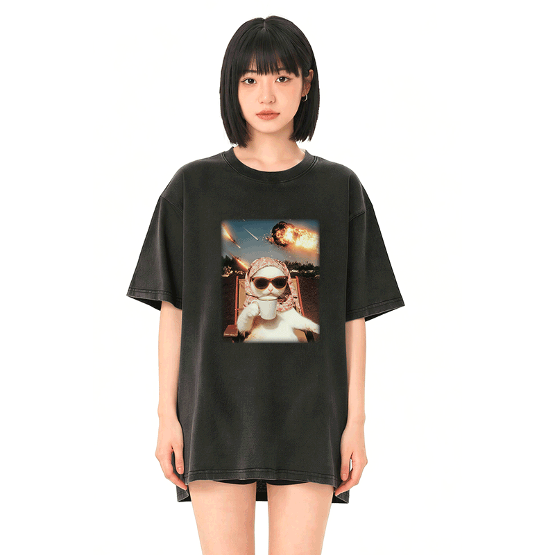 チルキャットグラフィックModakawaユニセックス ヴィンテージウォッシュドTシャツ - image 3