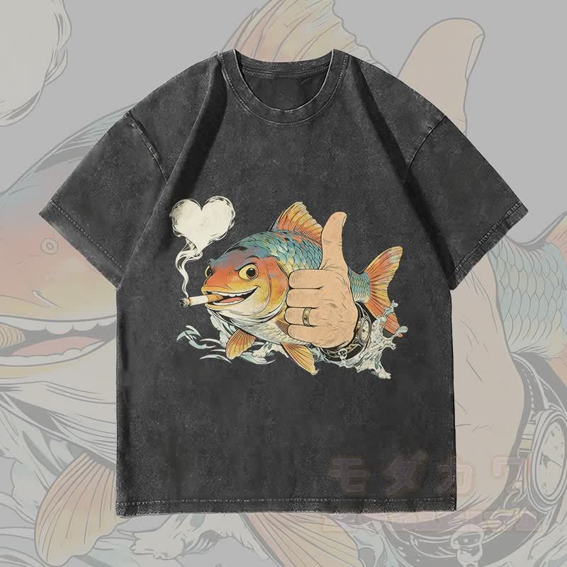 MODAKAWA スモーキングフィッシュ グラフィック ユニセックス ヴィンテージウォッシュTシャツ - 黒 - 4XL - image 3