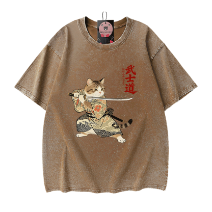 サムライキャットグラフィックModakawaヴィンテージ綿加工 綿100% Tシャツ - Brown - 5XL - image 7