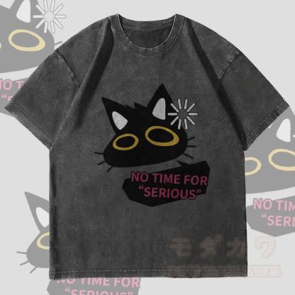 MODAKAWA NO TIME FOR SERIOUS ブラックキャットグラフィック ユニセックス ヴィンテージウォッシュTシャツ - 黒 - 4XL - image 4