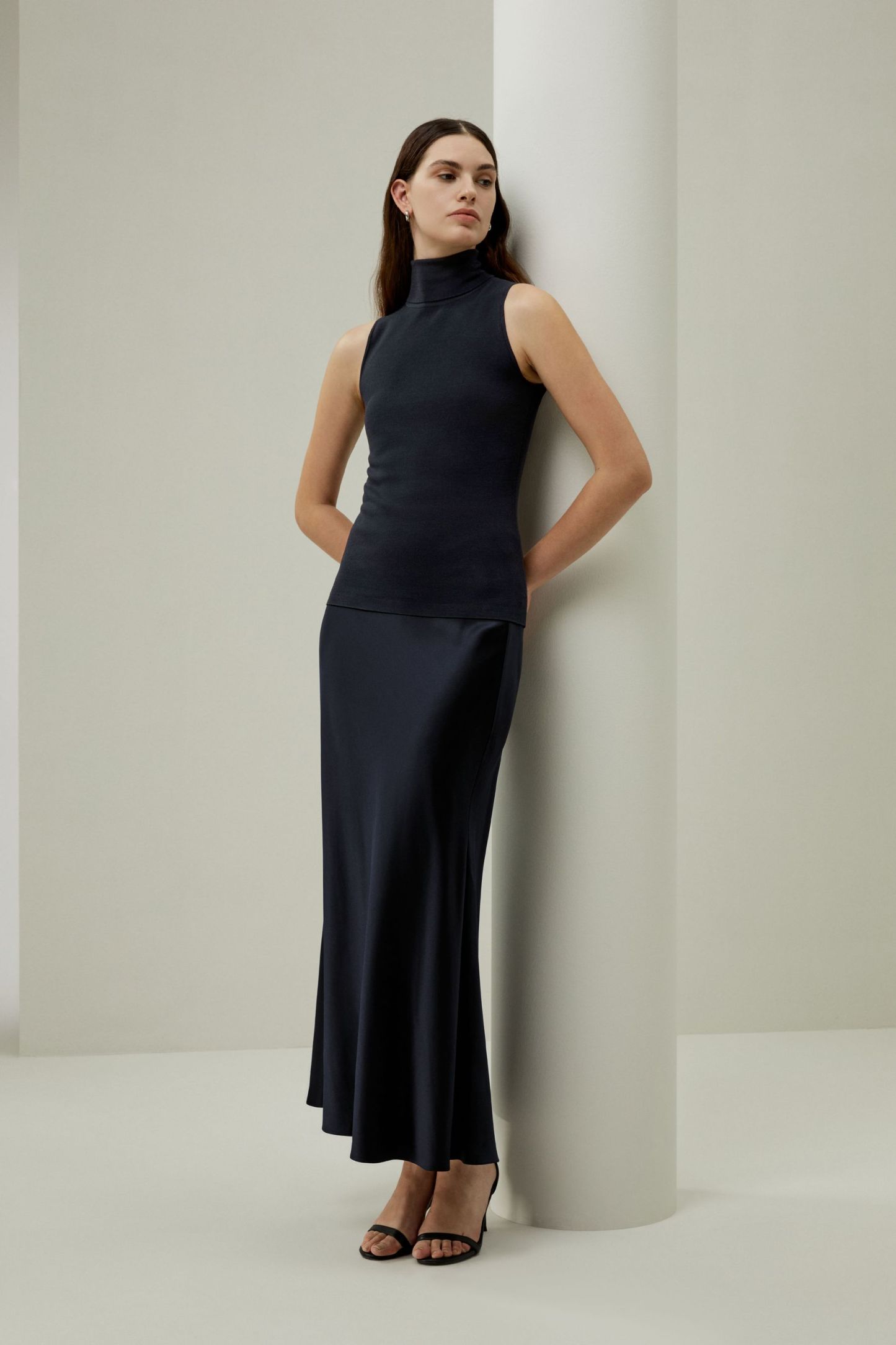 Minimalist Sleeveless Turtleneck Top