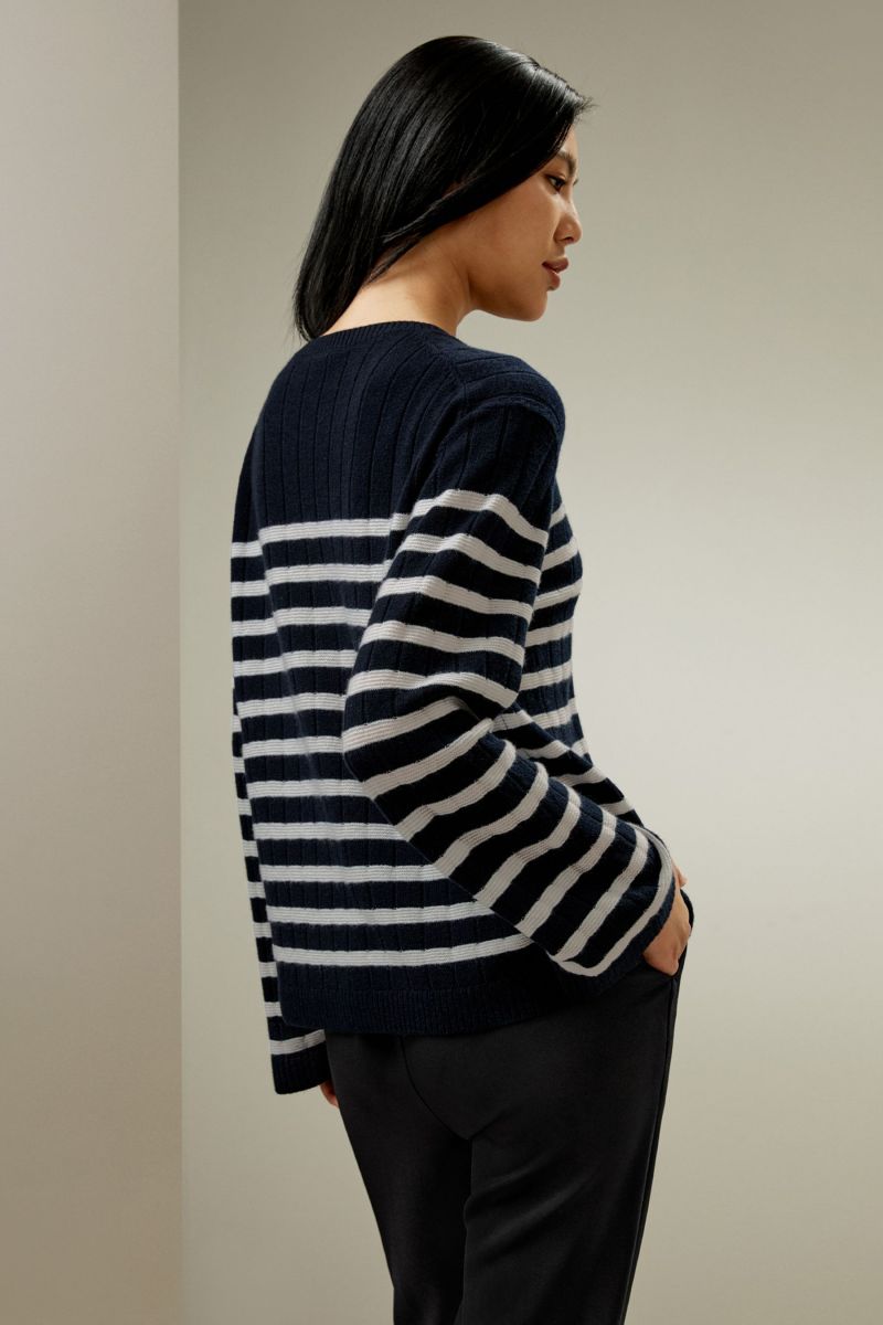 #color_Blue And White Stripes