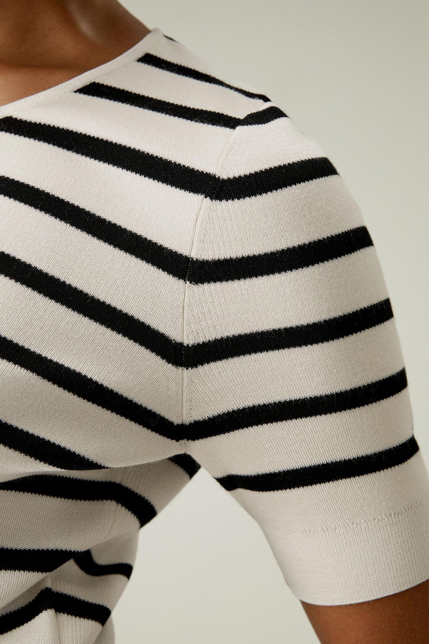 #color_White With Black Stripes