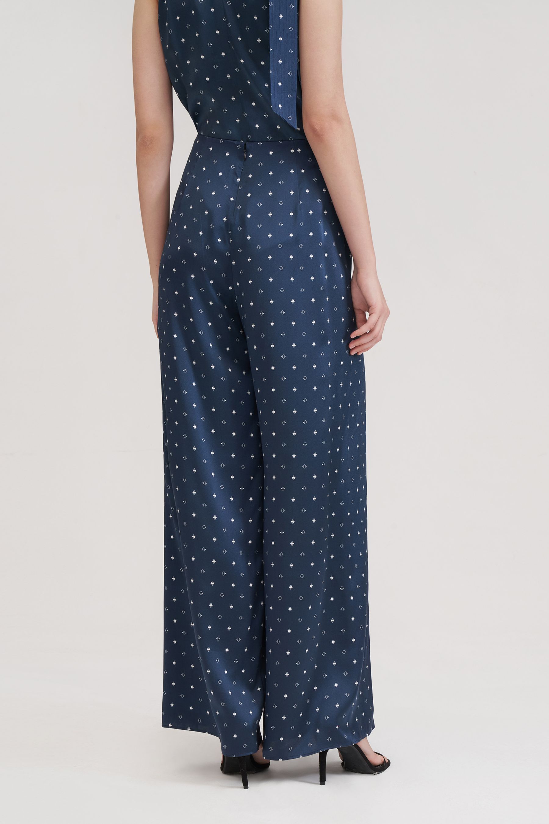 #color_White Diamonds In Blue