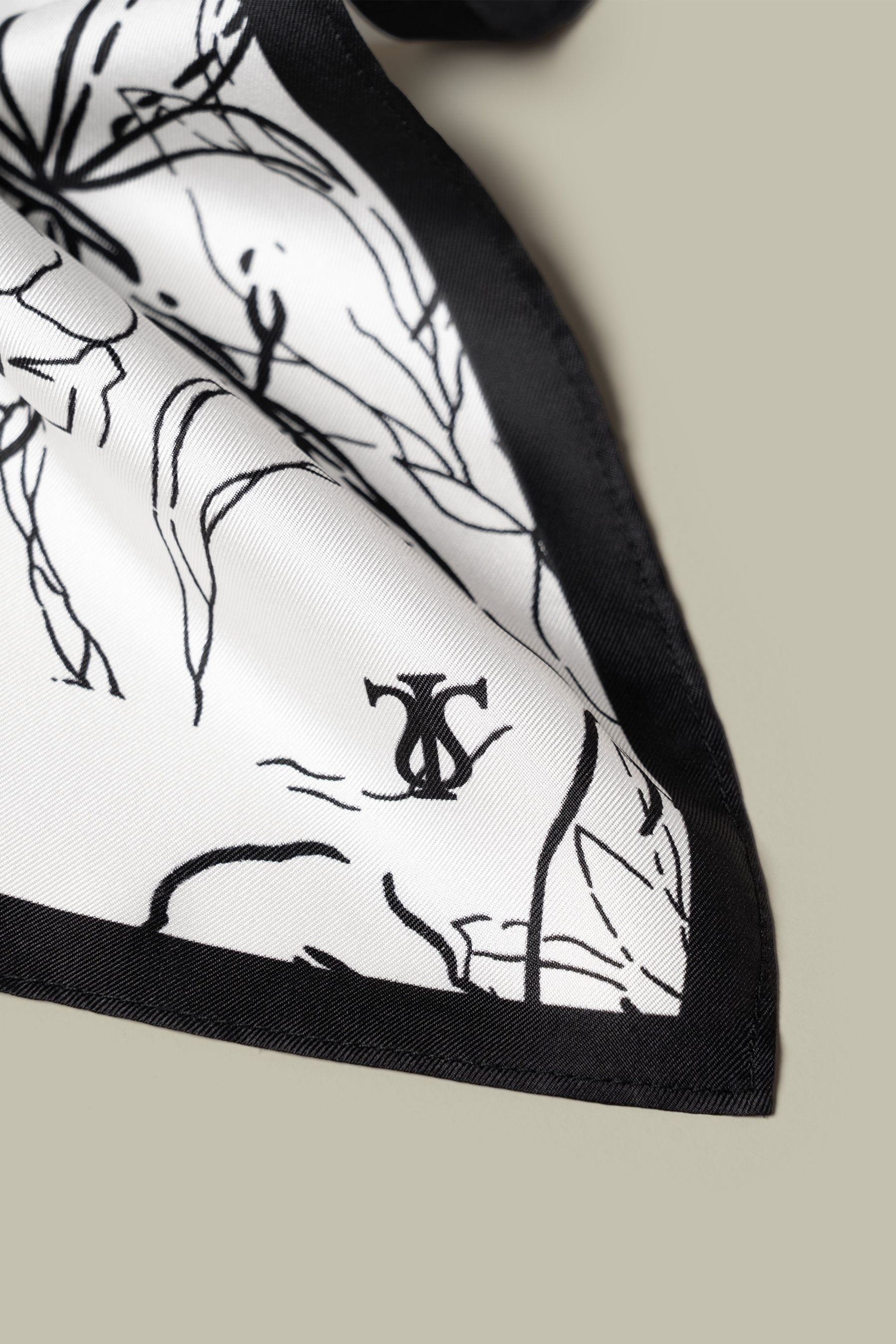 #color_Black-White Floral Pattern