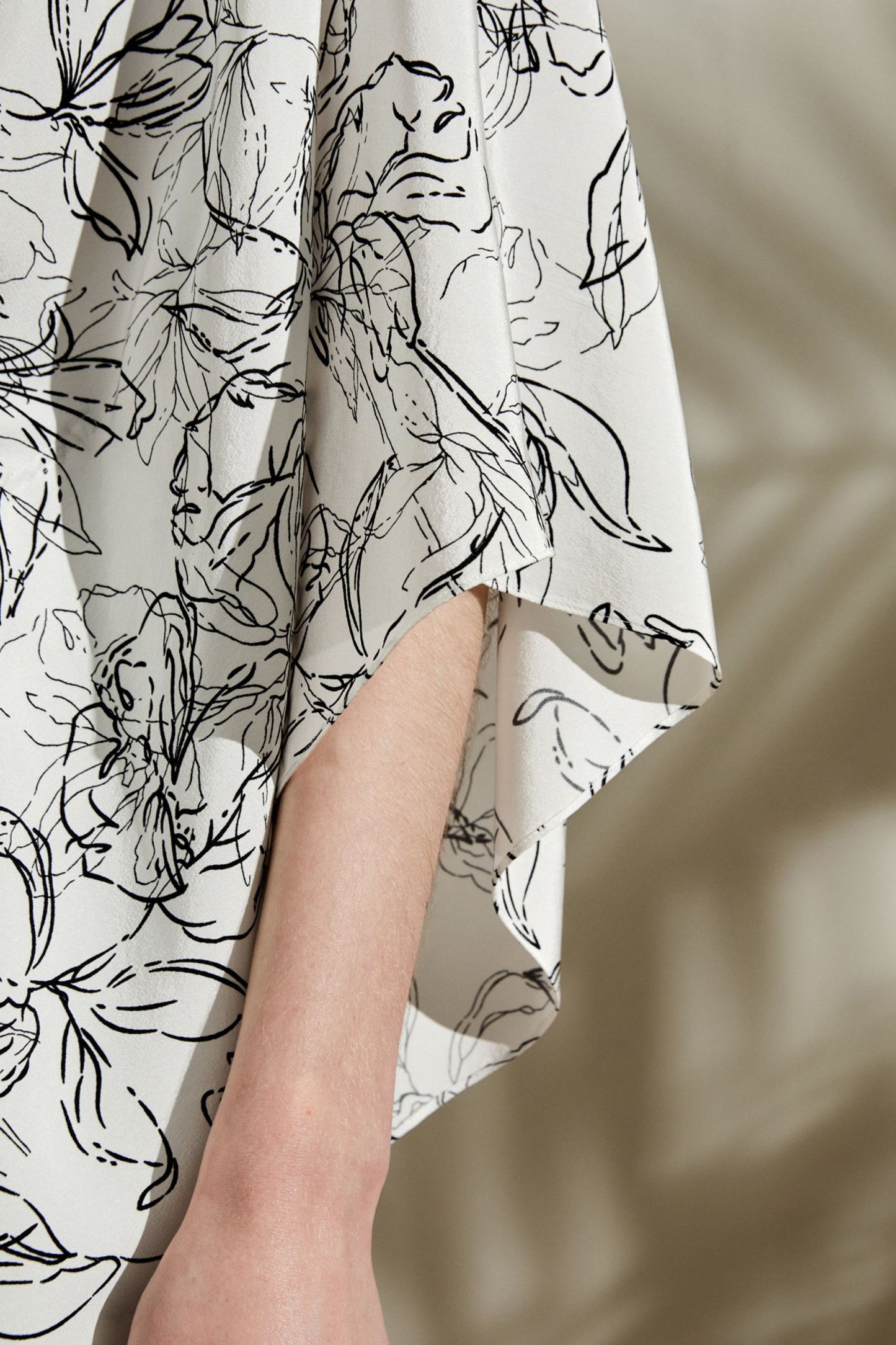 #color_Black-White Floral Pattern