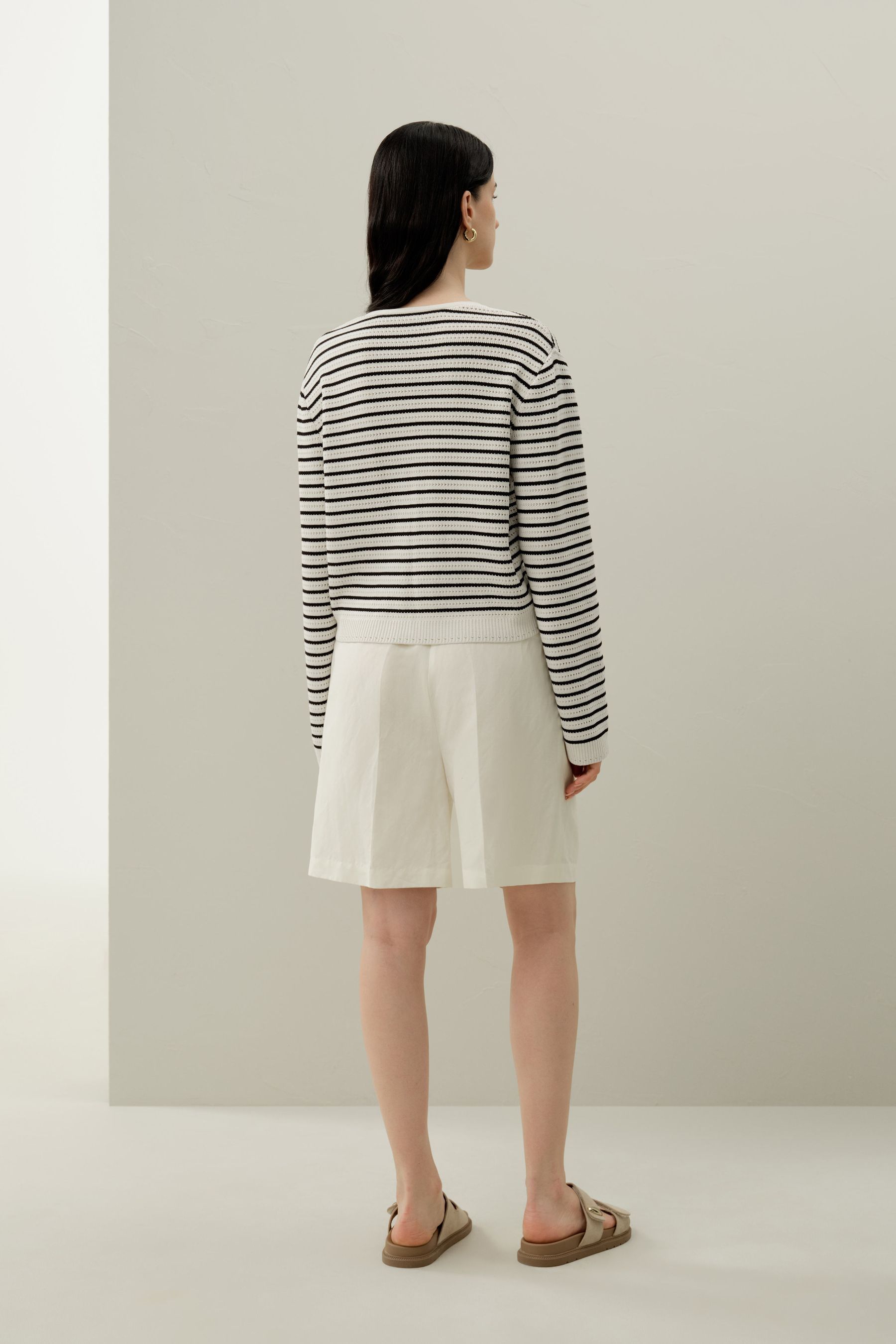 #color_White With Black Stripes