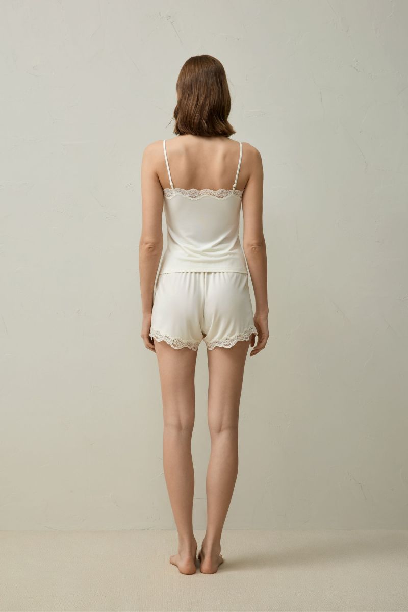 #color_Lily White