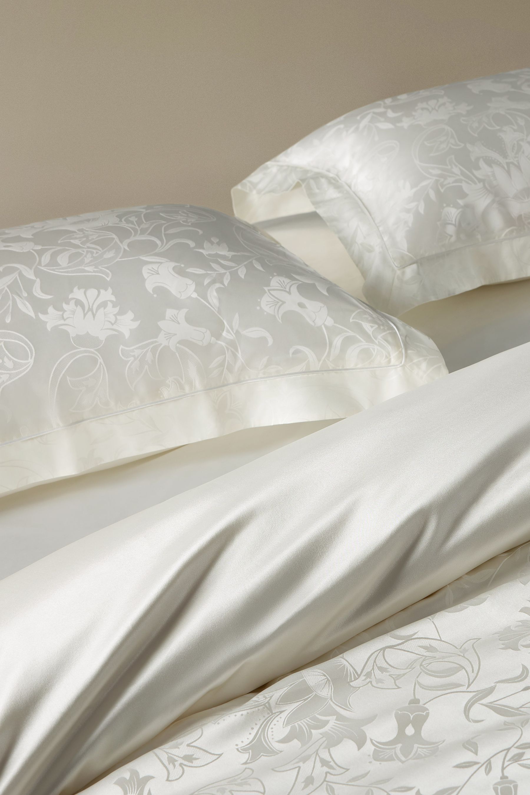 #color_Natural White