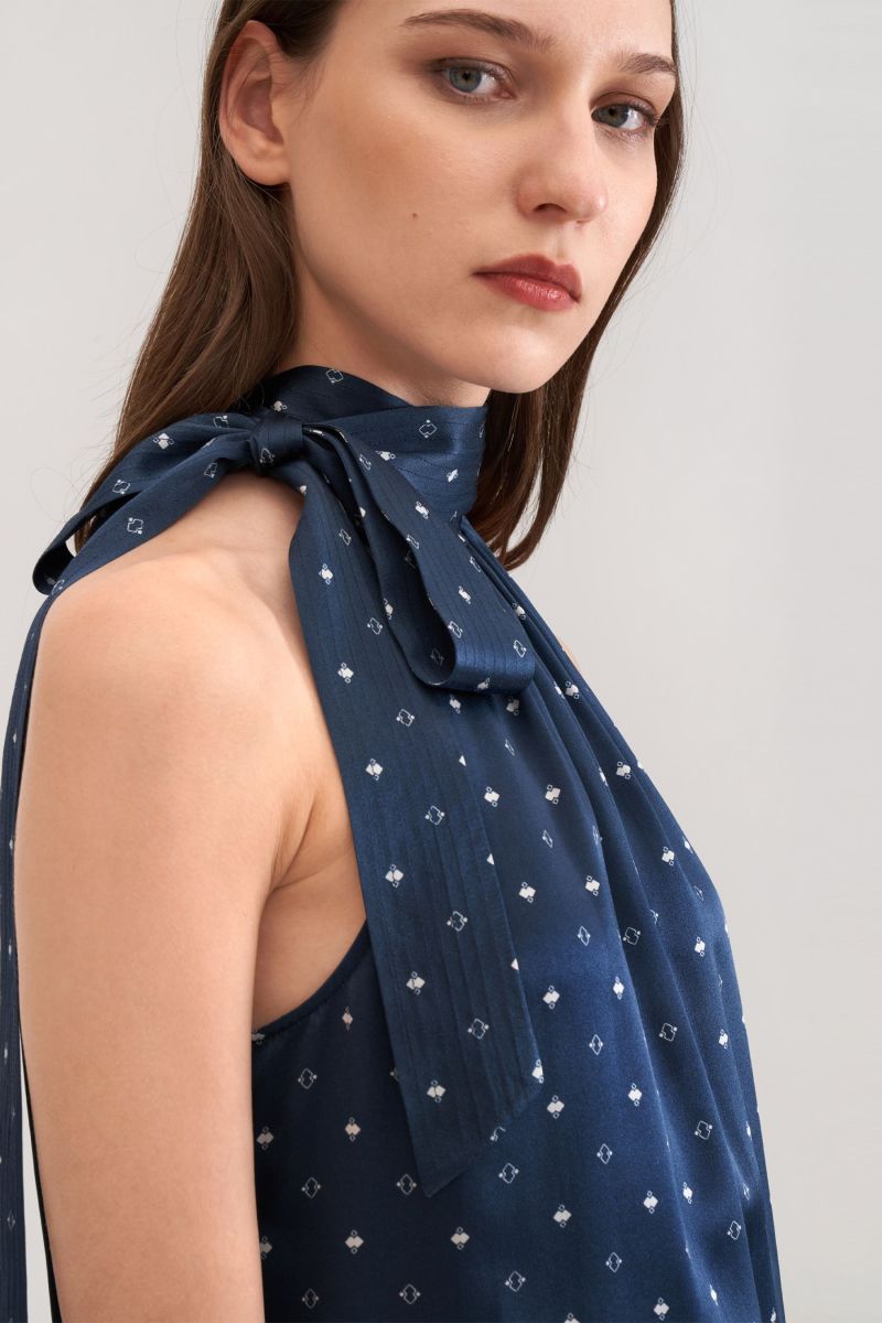 #color_White Diamonds In Blue