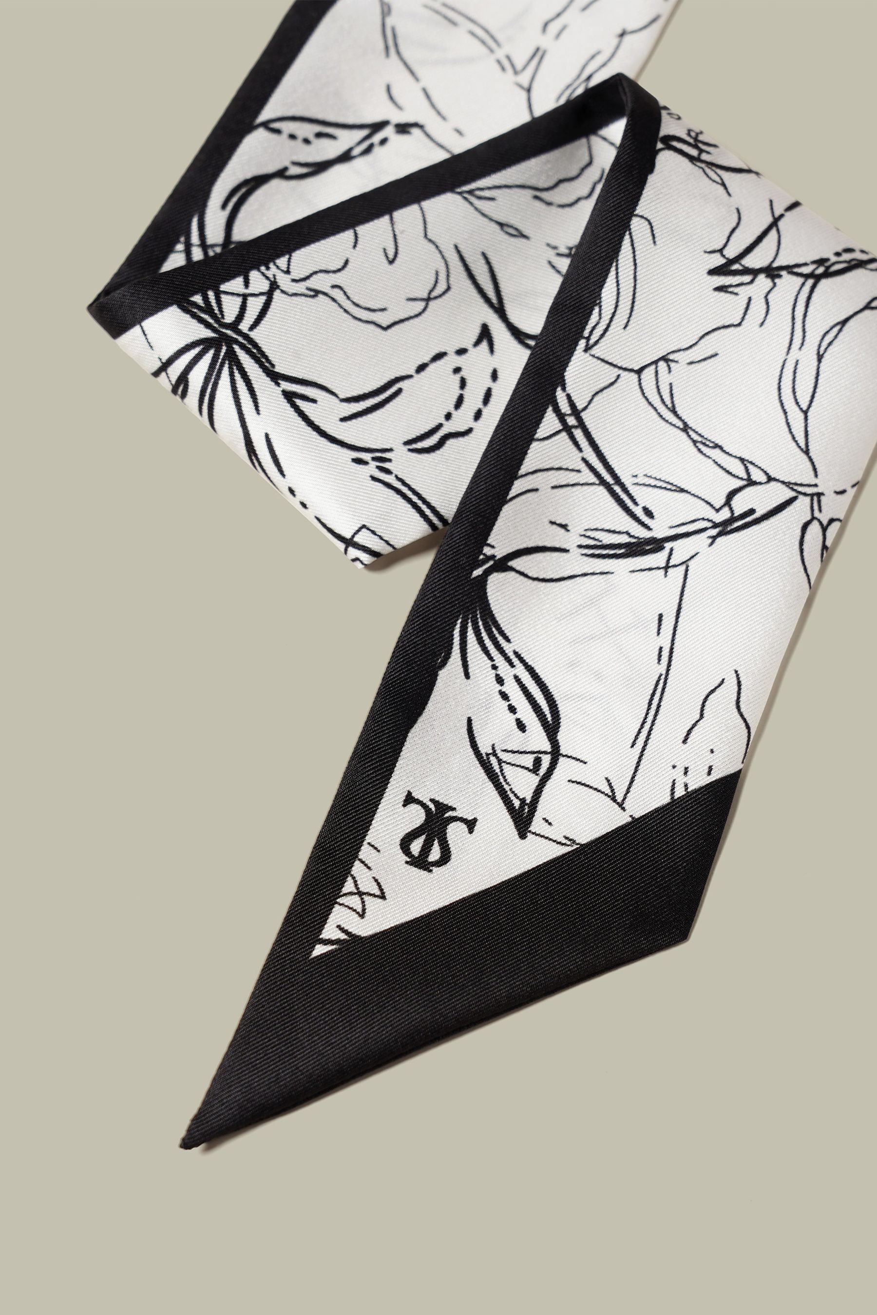 #color_Black-White Floral Pattern