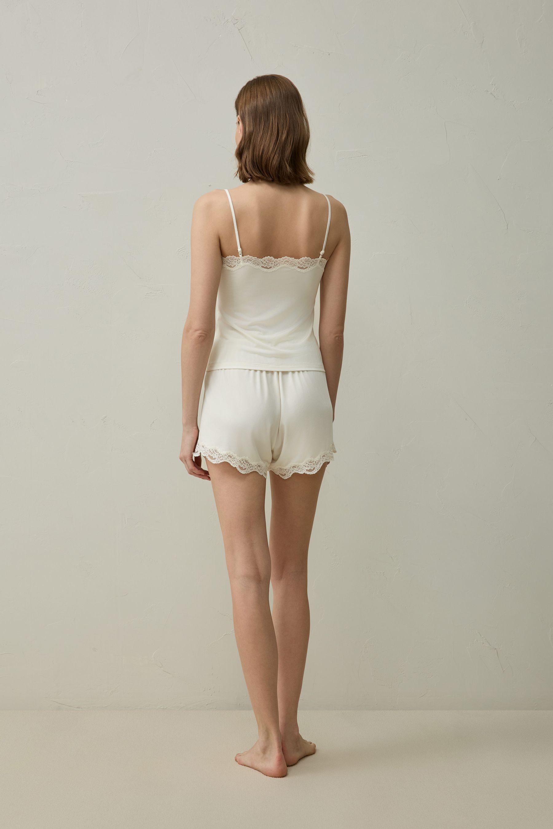 #color_Lily White
