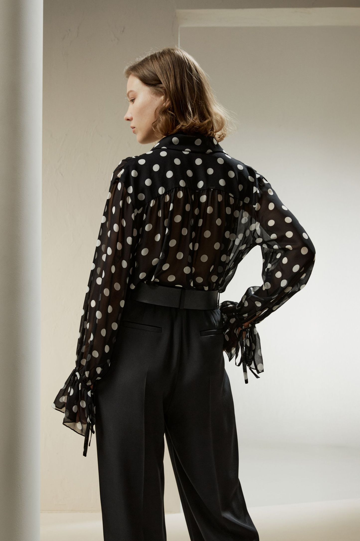 #color_White Dots In Black