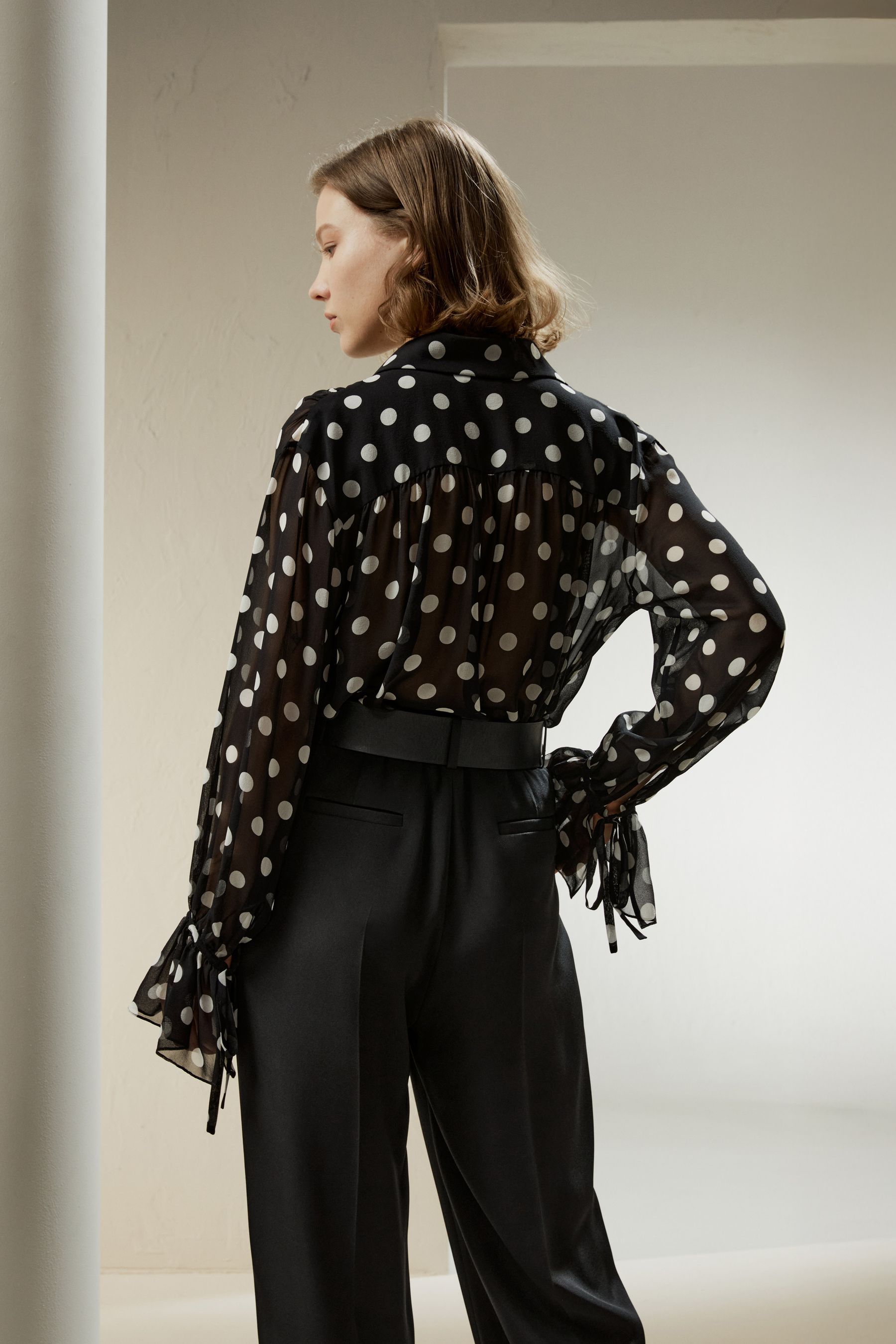 #color_White Dots In Black