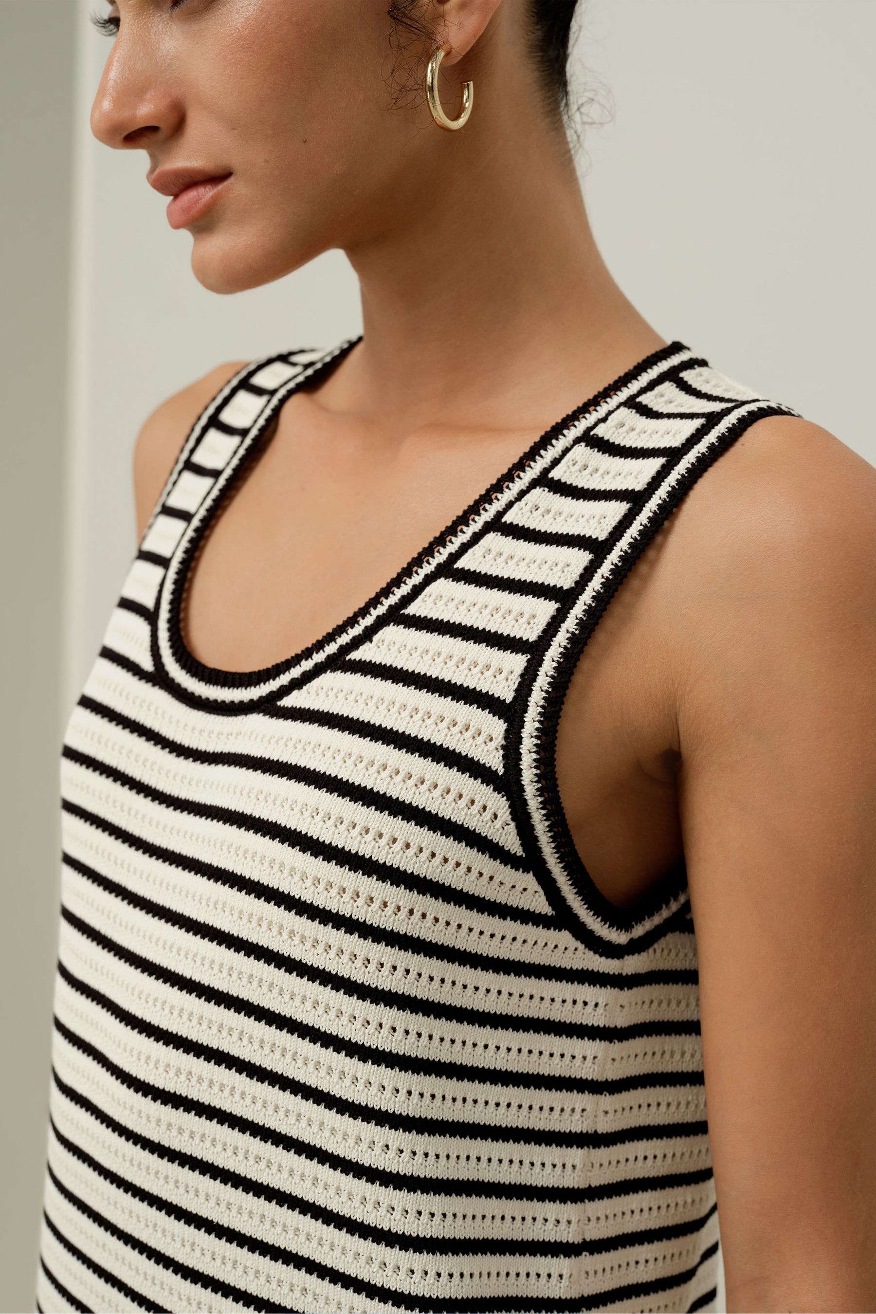 #color_White With Black Stripes