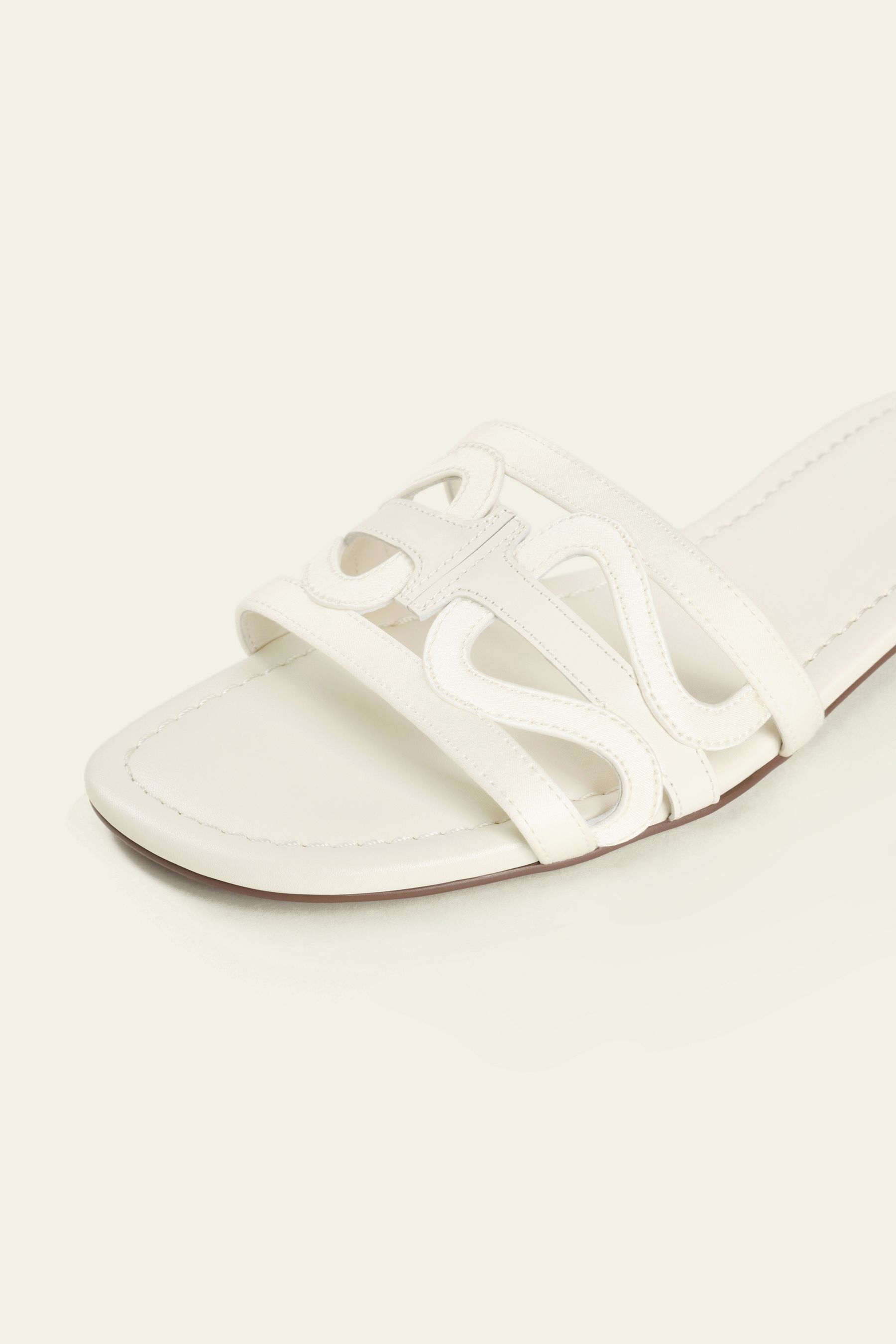 #color_Lily White