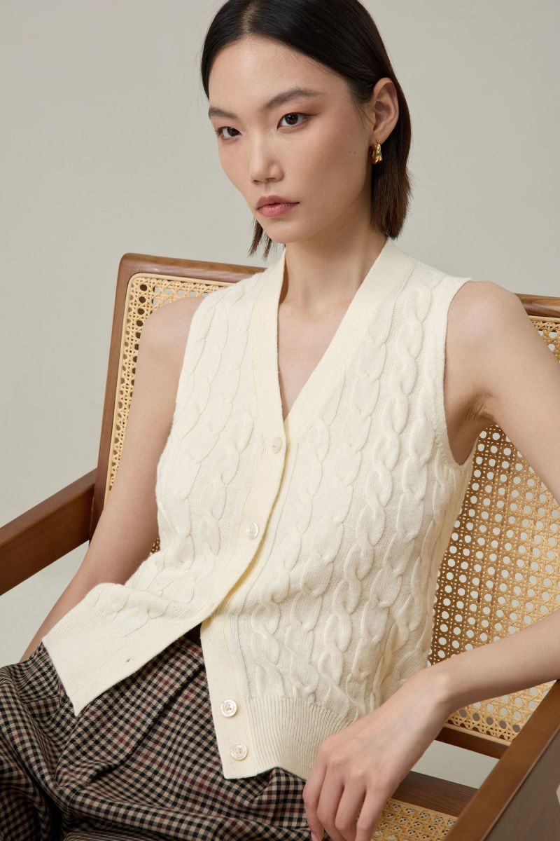 #color_Lily White