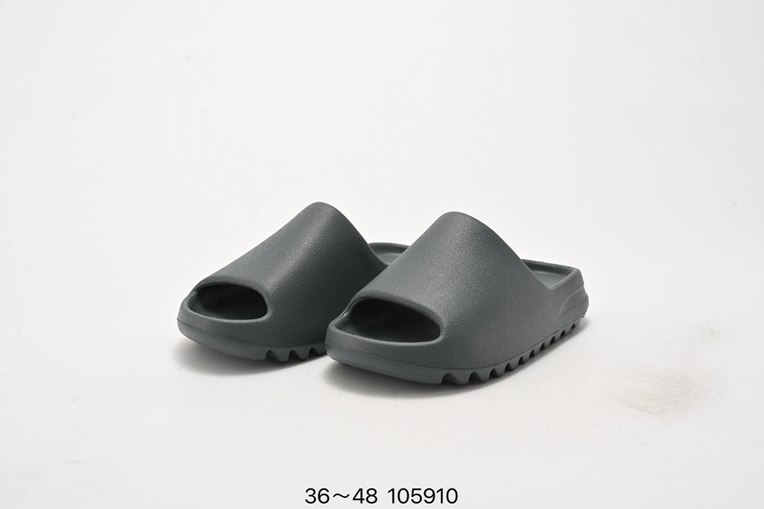Adidas Yeezy 拖鞋