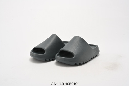 Adidas Yeezy 拖鞋