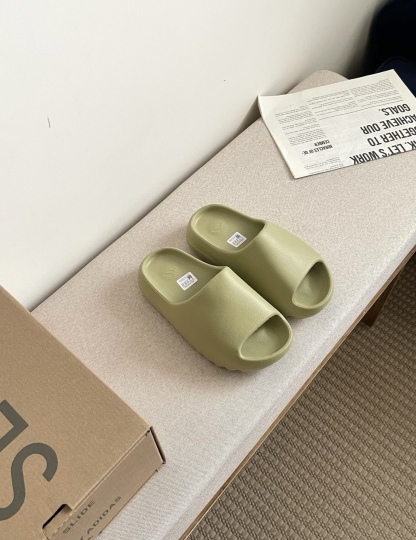 Adidas Yeezy 拖鞋