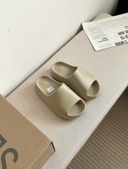 Adidas Yeezy 拖鞋