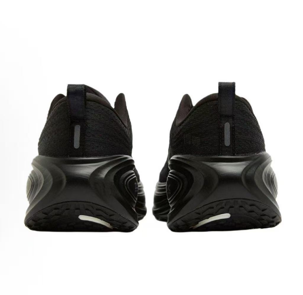 Nike Vomero Plus 黑