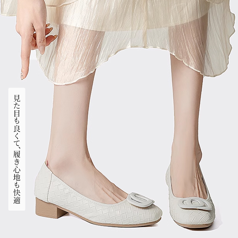 ホワイト（アイボリー）のメッシュパンプス 清潔感のある足元のスタイリング
