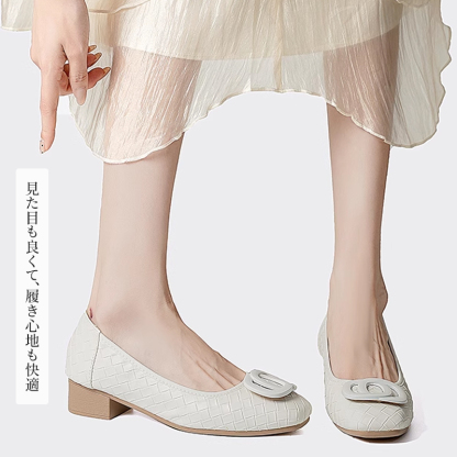 ホワイト（アイボリー）のメッシュパンプス 清潔感のある足元のスタイリング