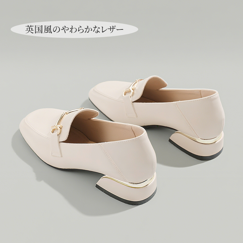 英国風の柔らかなアイボリーレザー 上品なビットパーツが際立つ後ろ姿のシルエット