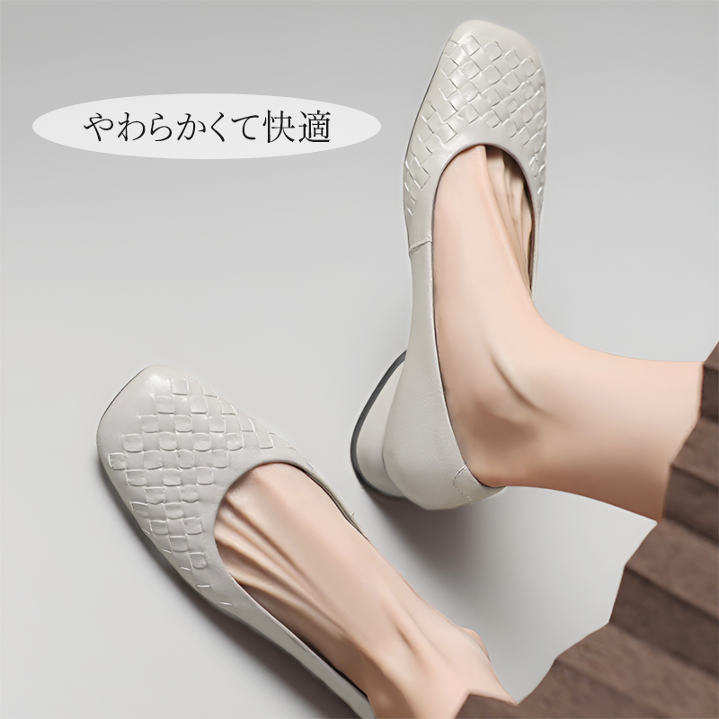 足元を柔らかく快適に包み込む本革スクエアトゥパンプスの着用俯瞰画像