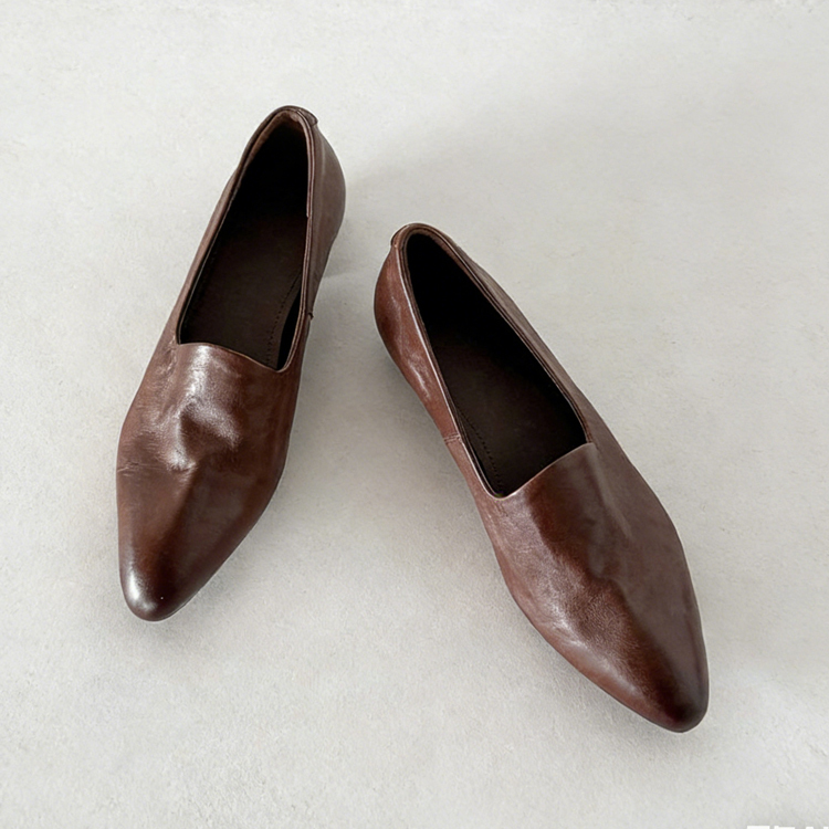 「ミニマルデザイン」ラムレザーの浅履きパンプス｜オフィスシーンを上品に彩る一足