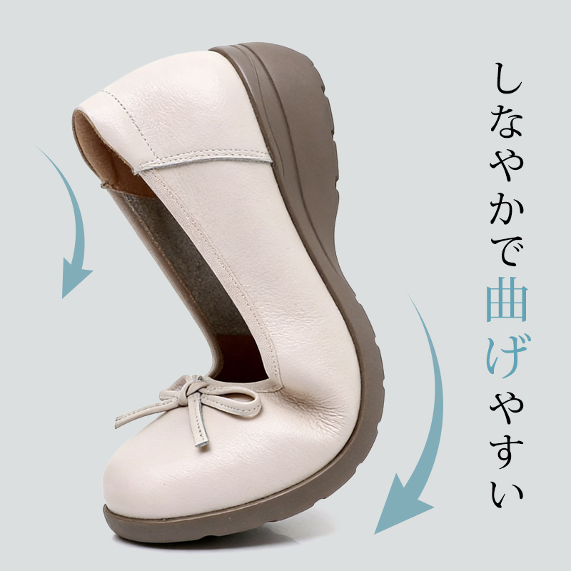 指で押すと柔らかさがわかる厳選された上質な頭層牛革（プレミアムレザー）の質感